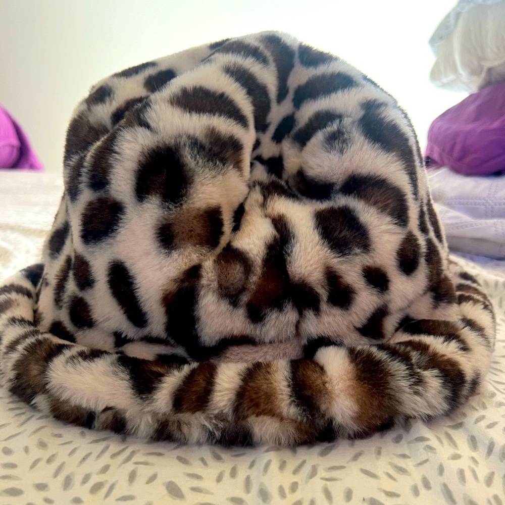 Fashionable women bucket hat